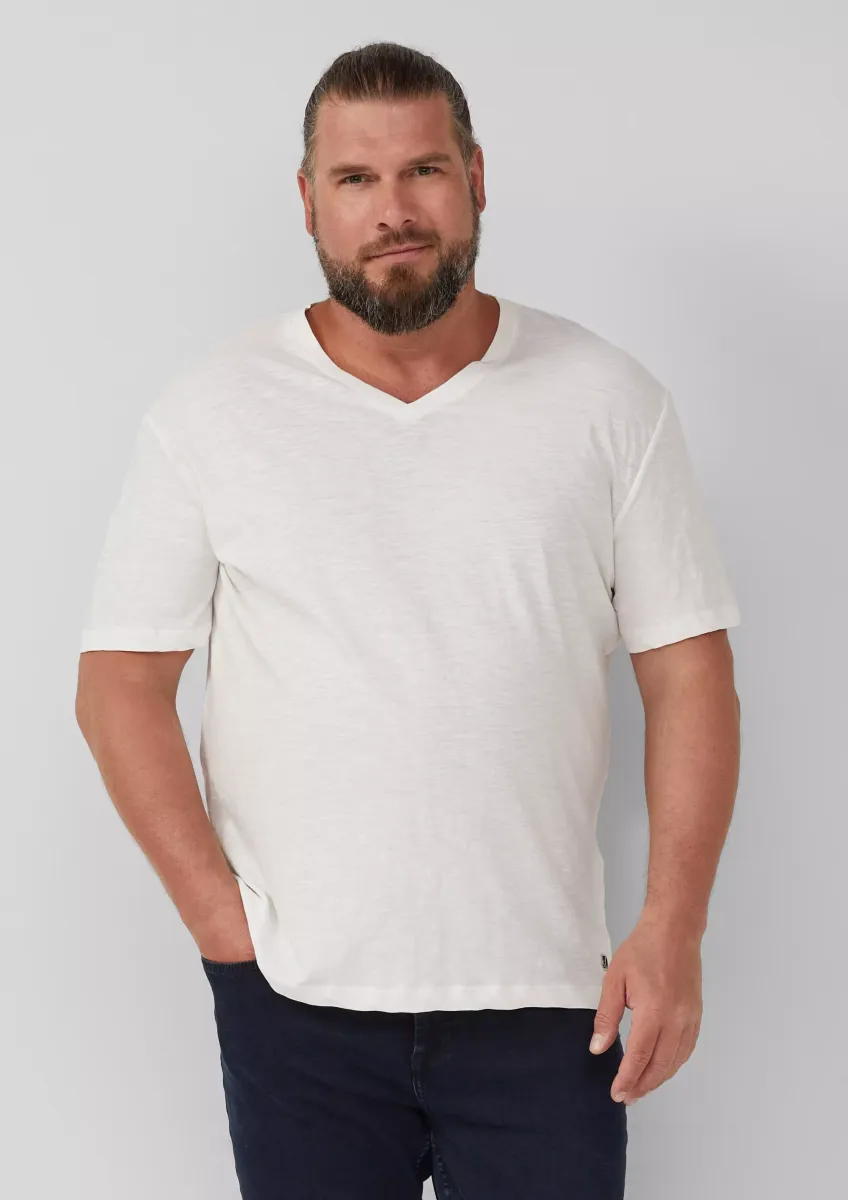 T-Shirt mit Label-Patch und V-Ausschnitt