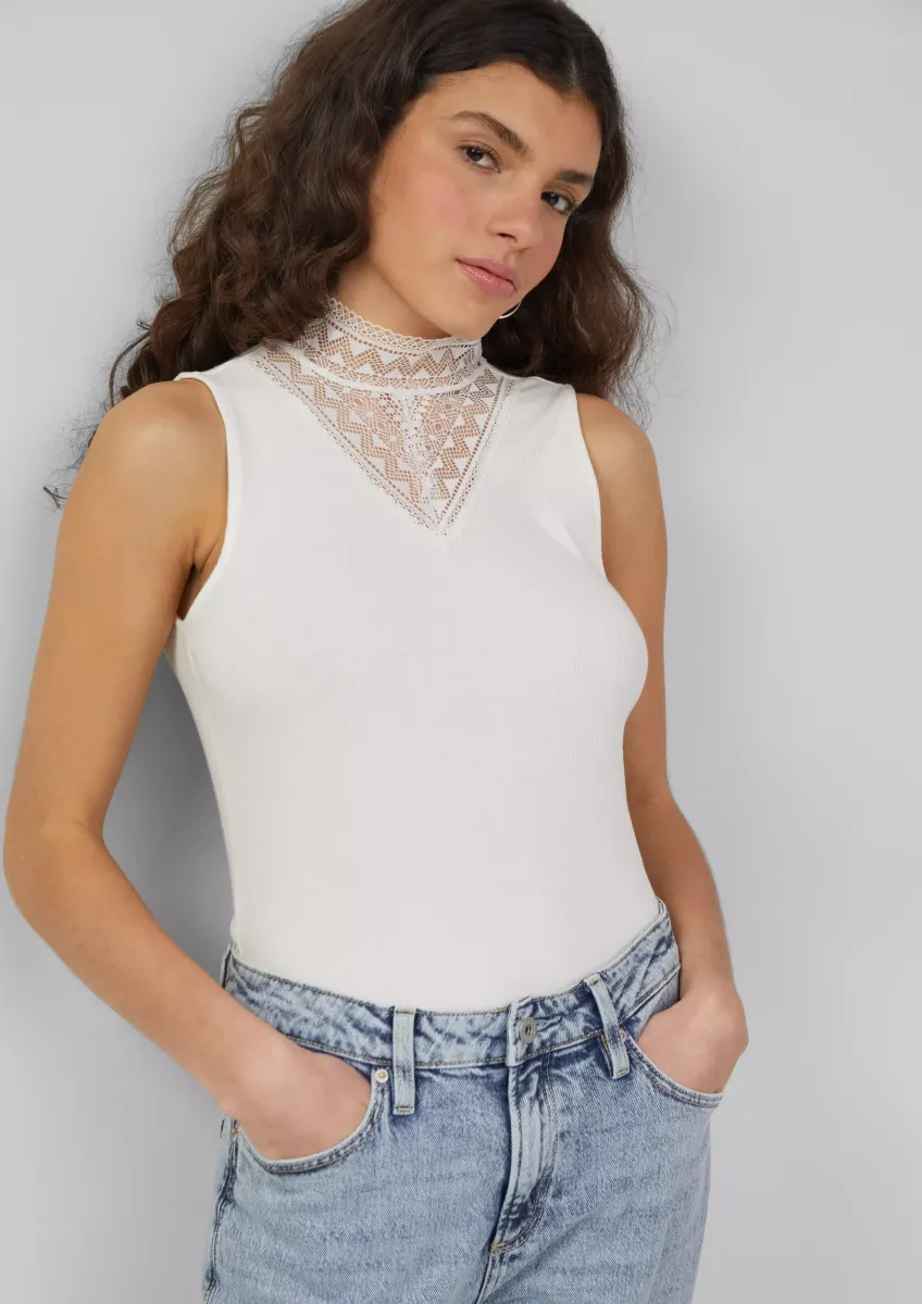 Top mit Spitzeneinsatz