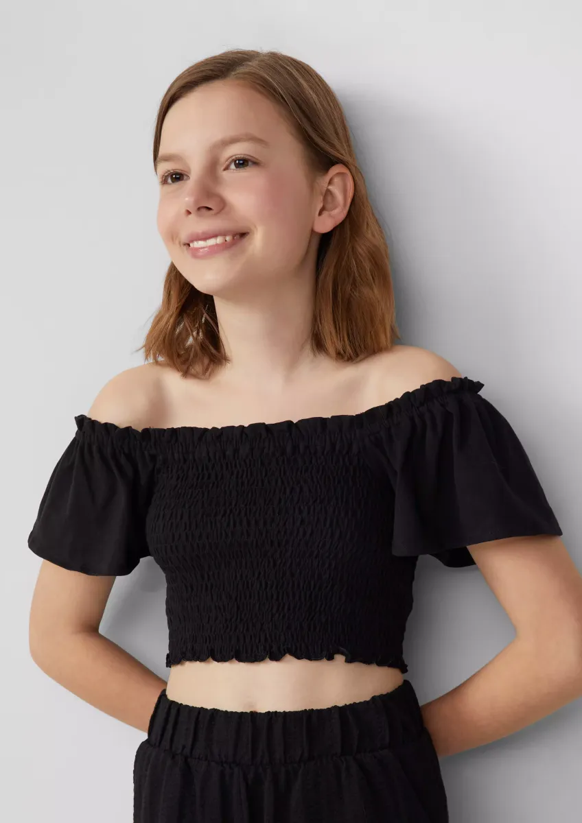 Verkürztes Smok-Top mit Off-Shoulder-Ausschnitt