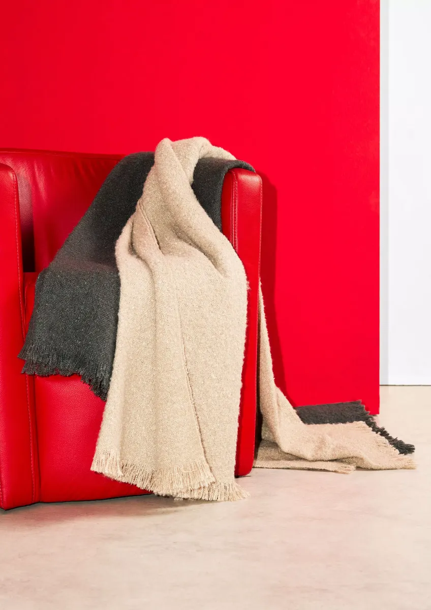 Weiche Decke mit Fransen