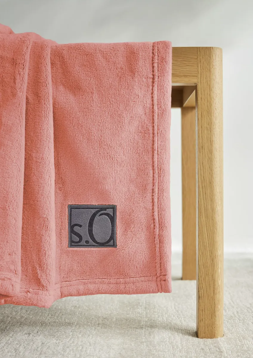 Weiche Decke mit Logo-Detail