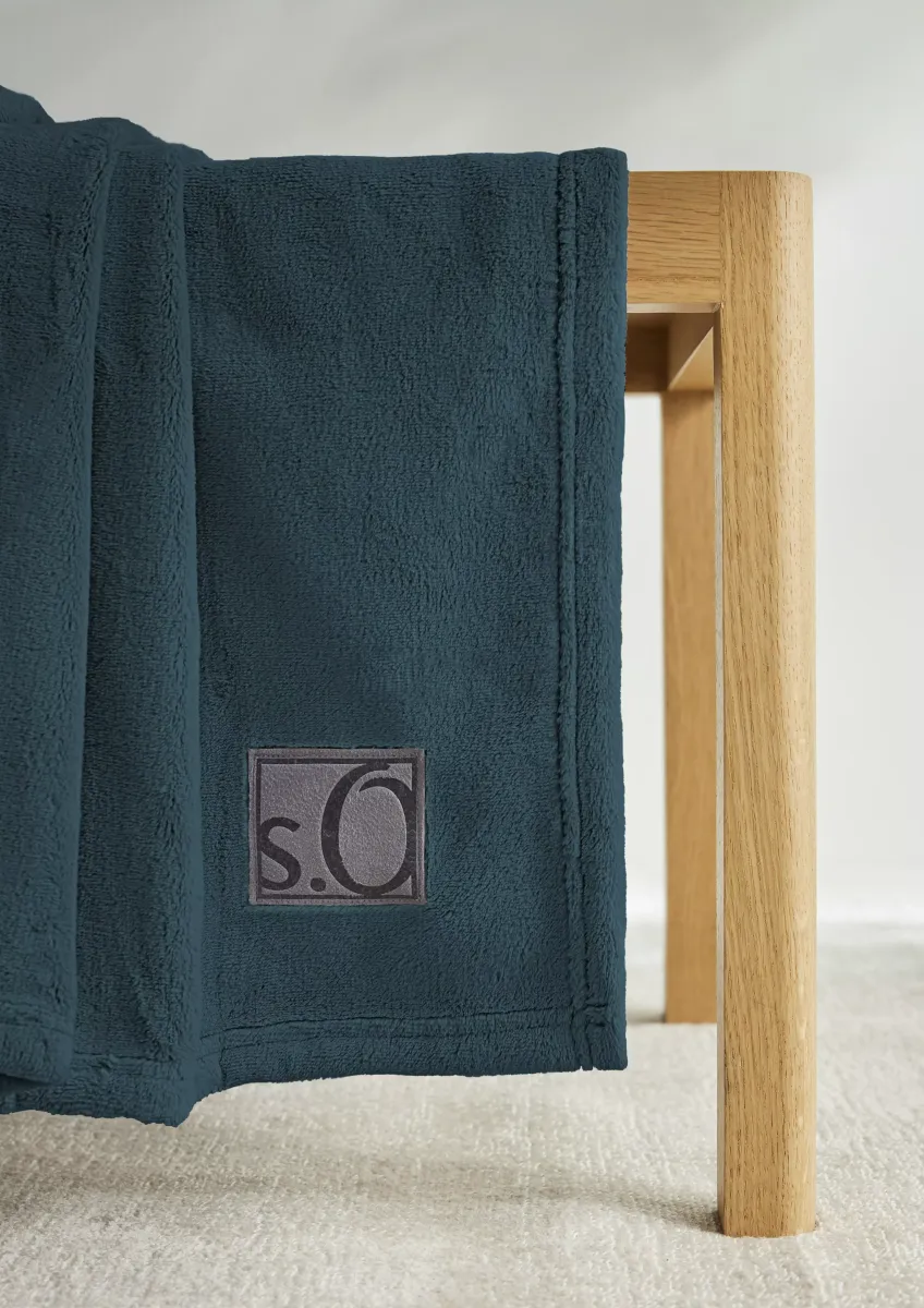 Weiche Decke mit Logo-Detail