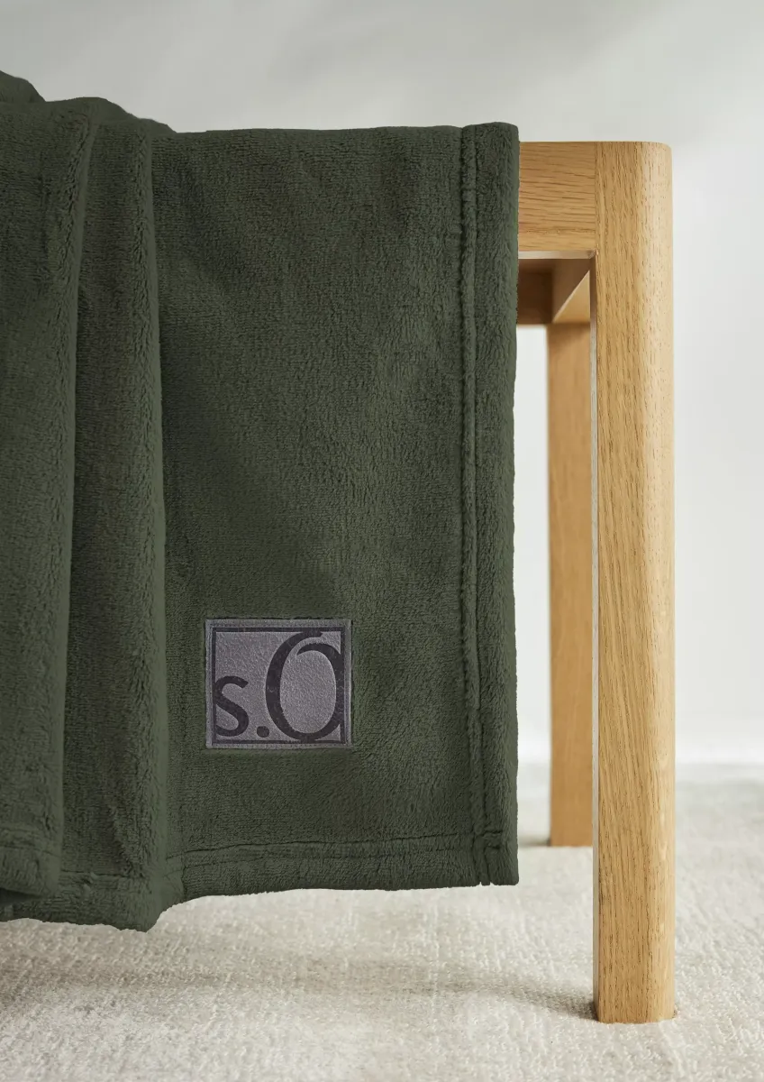 Weiche Decke mit Logo-Detail