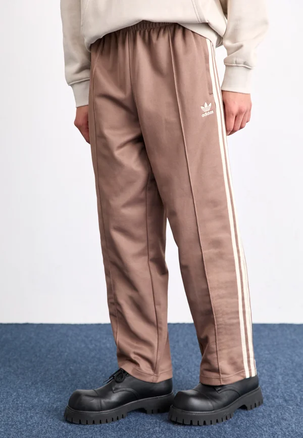 ADICOLOR BAGGY FIT FIREBIRD TRACK PANTS - Jogginghose - trace brown