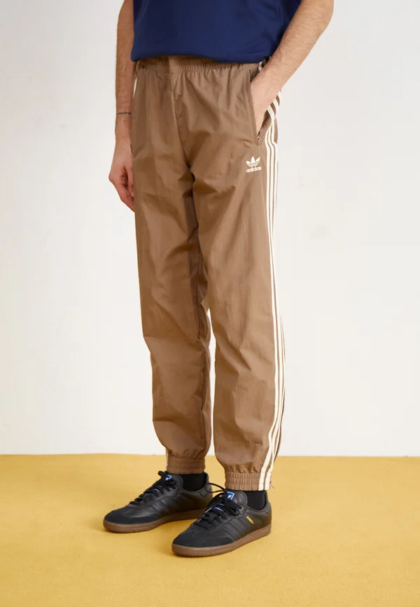 ADICOLOR WOVEN FIREBIRD TRACK - Jogginghose - trace brown