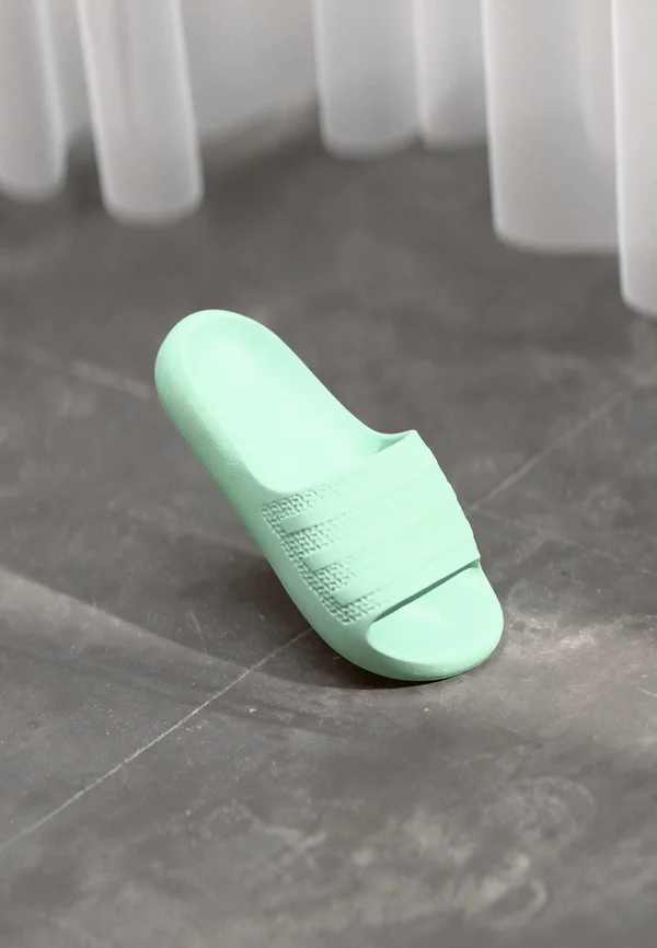 ADILETTE AYOON - Pantolette flach - ash green/cream white