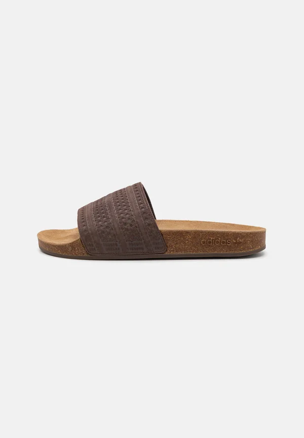 ADILETTE UNISEX - Pantolette flach - brown