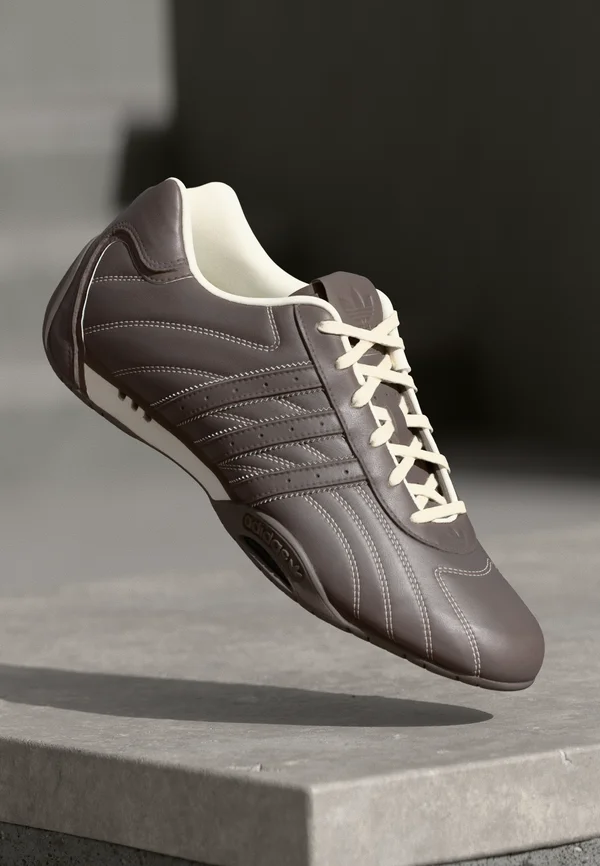 ADIRACER UNISEX - Sneaker low - dark brown/cream white