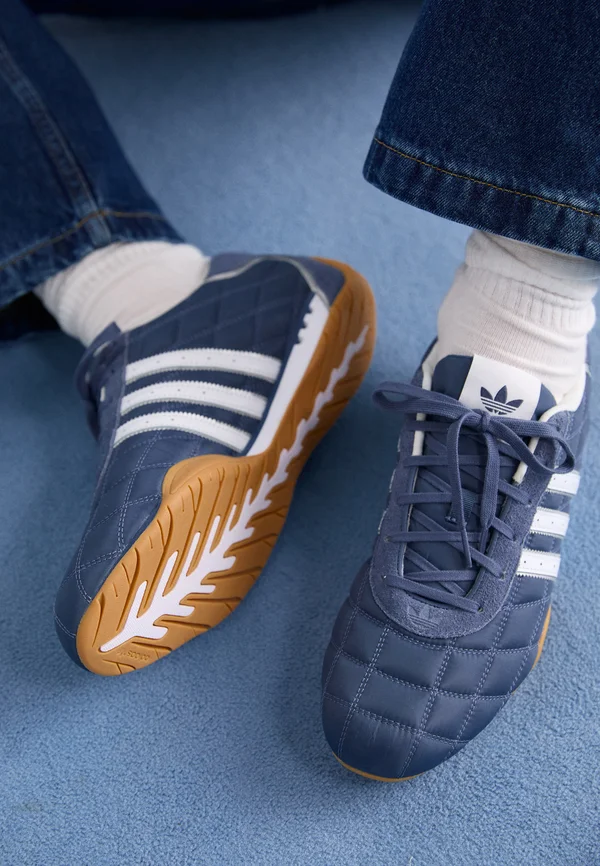 ADIRACER UNISEX - Sneaker low - preloved ink/white/gum