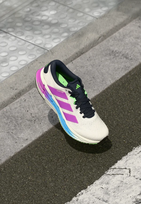 ADISTAR 4 M - Laufschuh Straße - core white/purple burst/lime burst