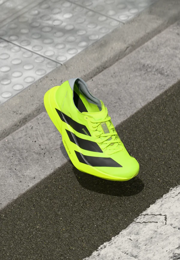 ADIZERO ADIOS PRO 4 - Laufschuh Straße - lucid lemon/core black/halo silver-coloured