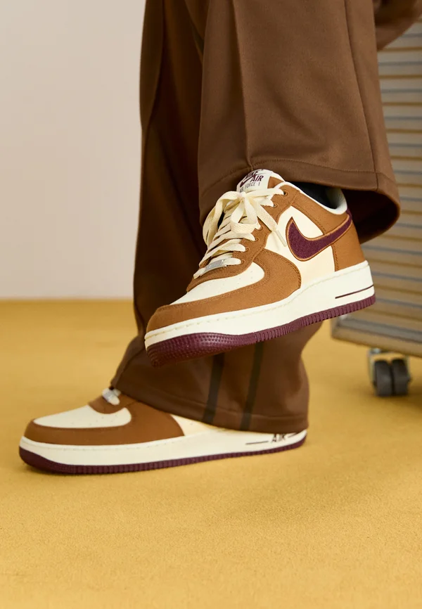 AIR FORCE 1 07 LV8 - Sneaker low - light british tan/burgundy crush