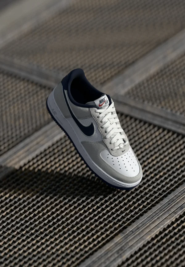 AIR FORCE 1 07 LV8 UNISEX - Sneaker low - white/obsidian/pure platinum/team red
