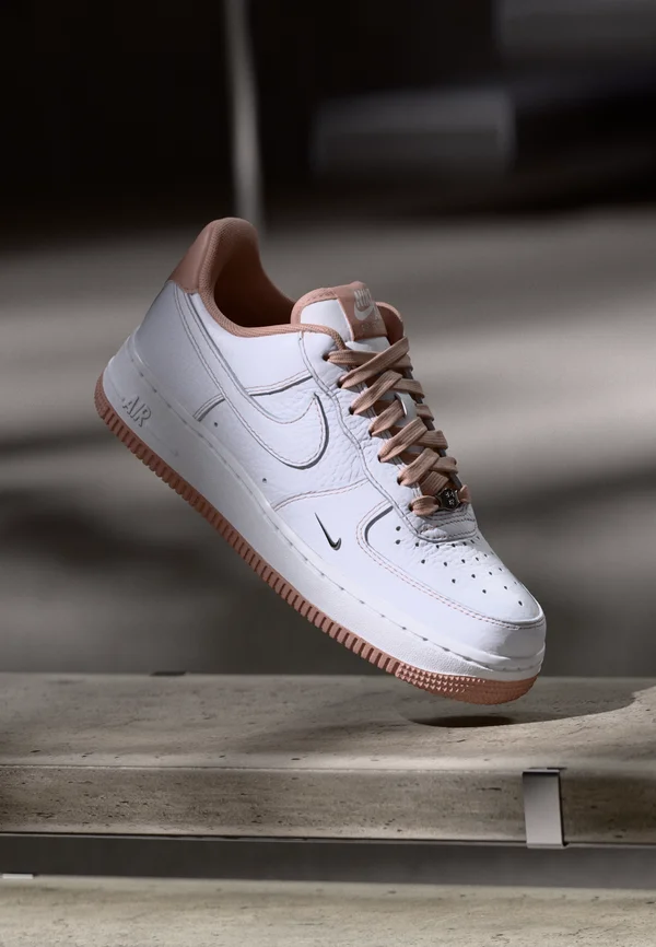 AIR FORCE 1 07 - Sneaker low - white/particle pink/metallic silver-coloured