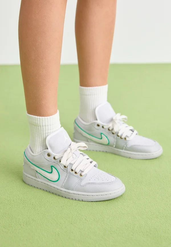 AIR JORDAN 1 LOW SE - Sneaker low - pure platinum-coloured/smoke grey/stadium green/summit white