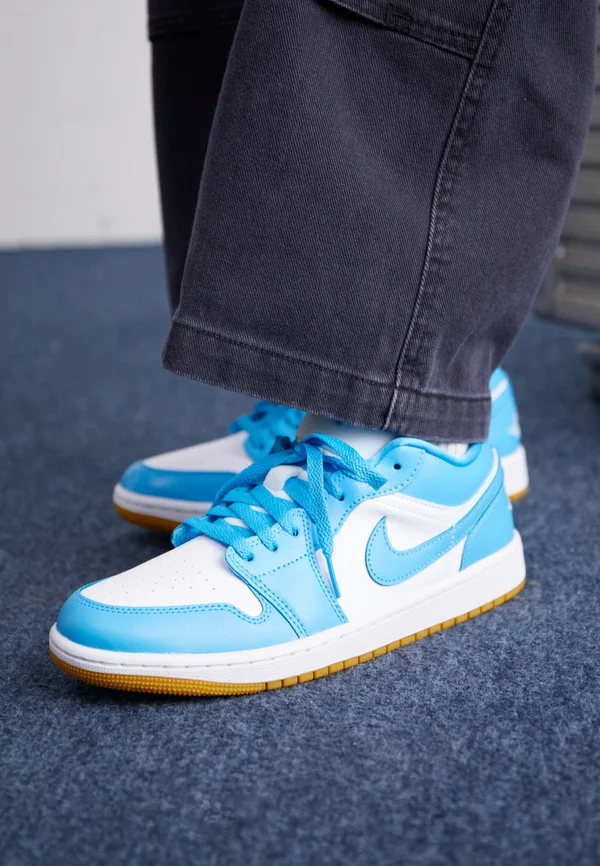 AIR JORDAN 1 LOW - Sneaker low - white/dark powder blue/light brown