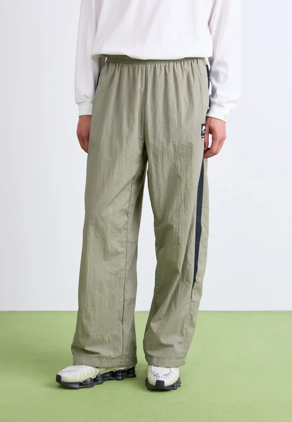 AIR TRACK PANT - Jogginghose - light army/black