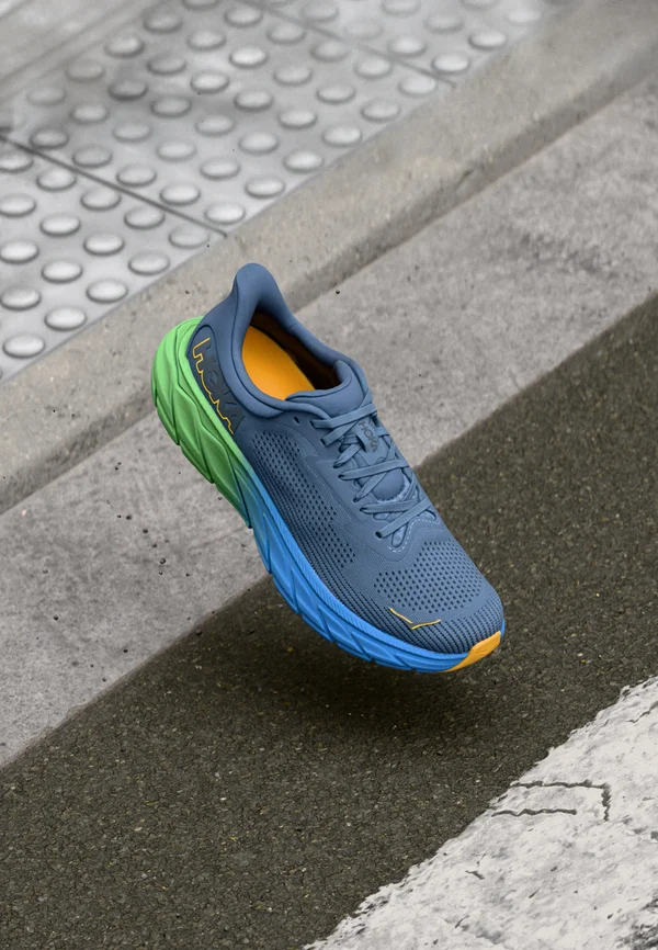 ARAHI 7 - Laufschuh Straße - grey/dark blue