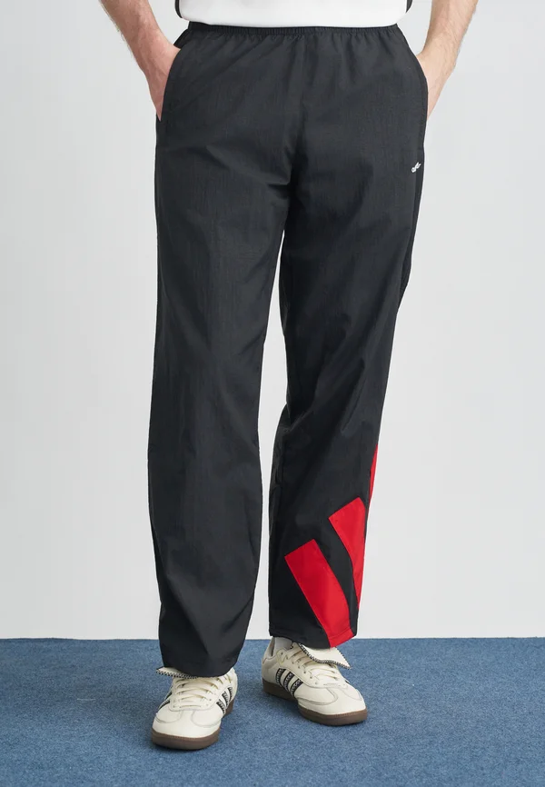 ARCH TRACK PANT - Jogginghose - black/better scarlet