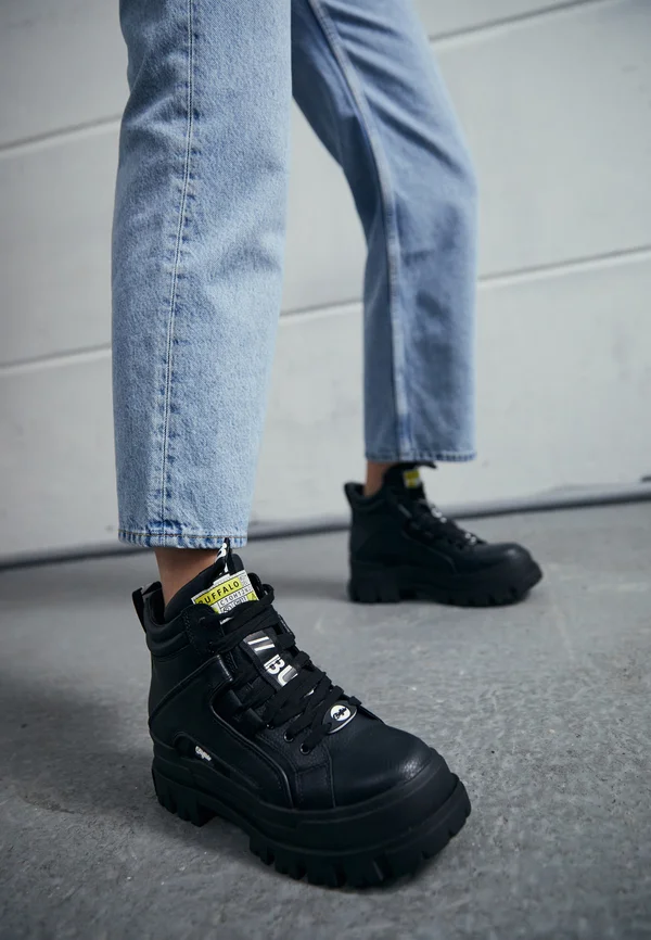 ASPHA MID - Plateaustiefelette - black