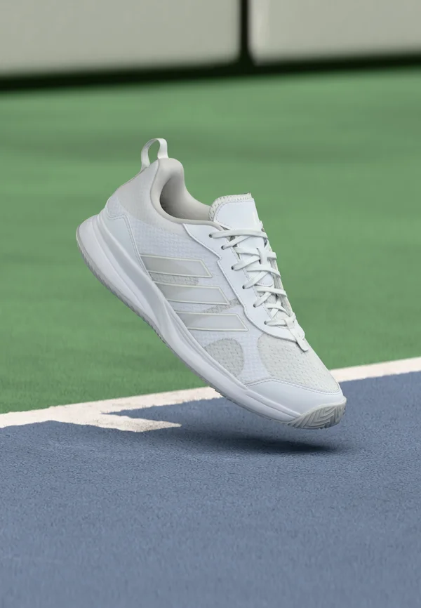 AVAFLASH - Multicourt Tennisschuh - footwear white/metallic
