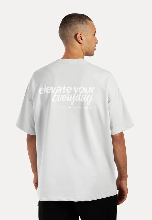 BACK PRINT LOGO TAMIO - T-Shirt print - hellgrau