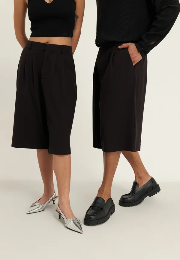 BAGGY TAILORED SHORTS UNISEX - Shorts - black