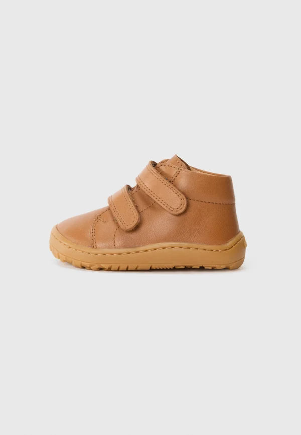 BAREFOOT FIRST STEP UNISEX - Krabbelschuh - cognac