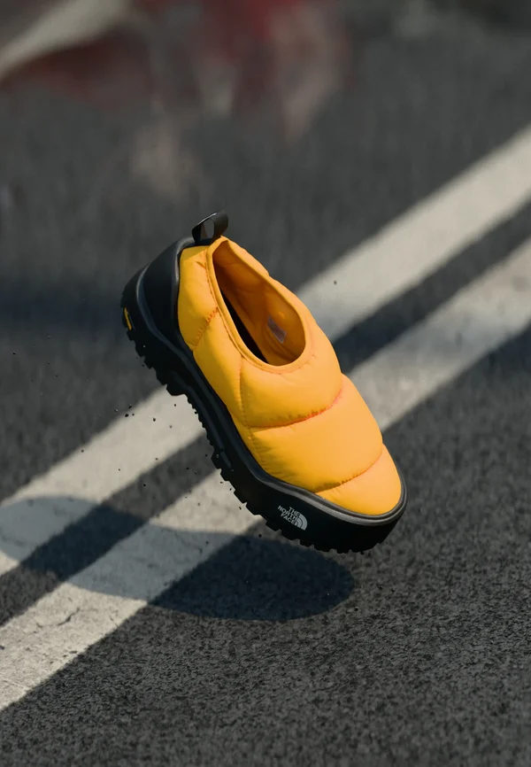 BASE CAMP THERMOBALL MULE UNISEX - Clogs - summit gold/black