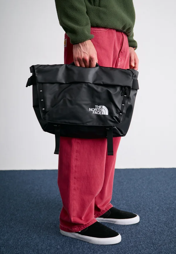 BASE CAMP VOYAGER MESSENGER BAG UNISEX - Umhängetasche - black/white
