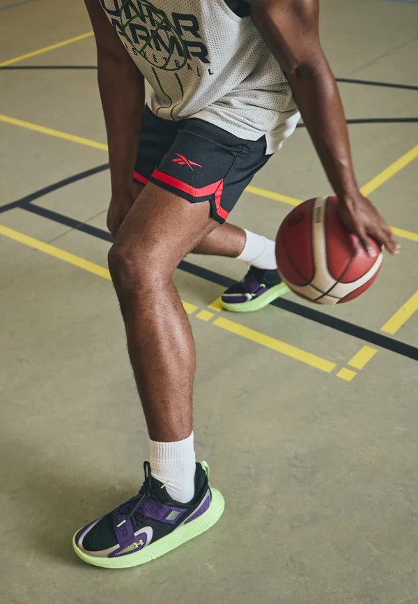 BASKETBALL TRANSITION - Kurze Sporthose - black/energy red