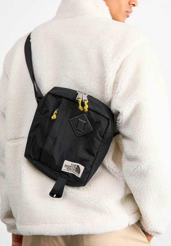 BERKELEY CROSSBODY UNISEX - Umhängetasche - black/mineral gold