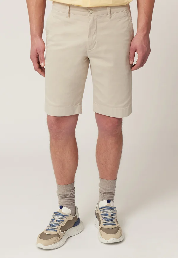 BERMUDA BASICO REGULAR FIT - Shorts - sabbia