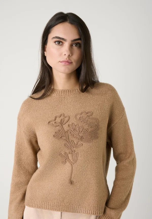 BLUMENAPPLIKATION - Strickpullover - warm camel melange