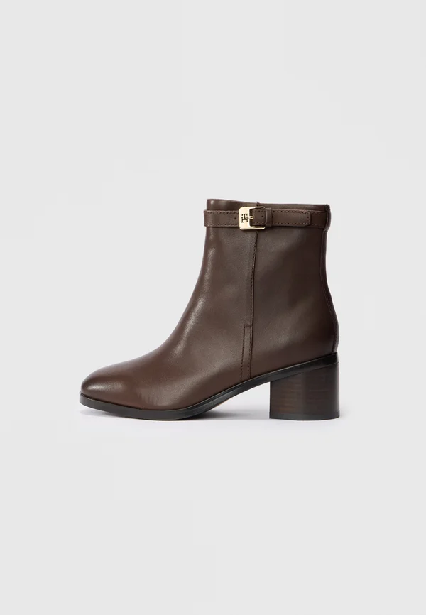 BUCKLE RIDING MID HEEL BOOTIE - Stiefelette - legacy brown
