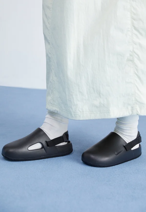 CALM - Pantolette flach - black