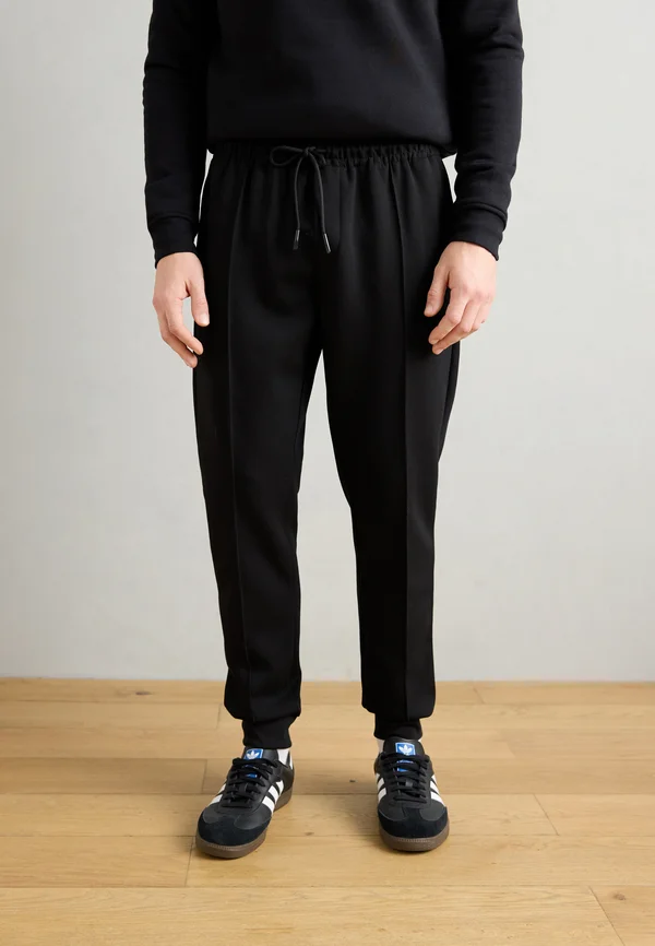 CARROT FIT IN INTERLOCK BLEND WITH LOGOED BADGE - Jogginghose - black