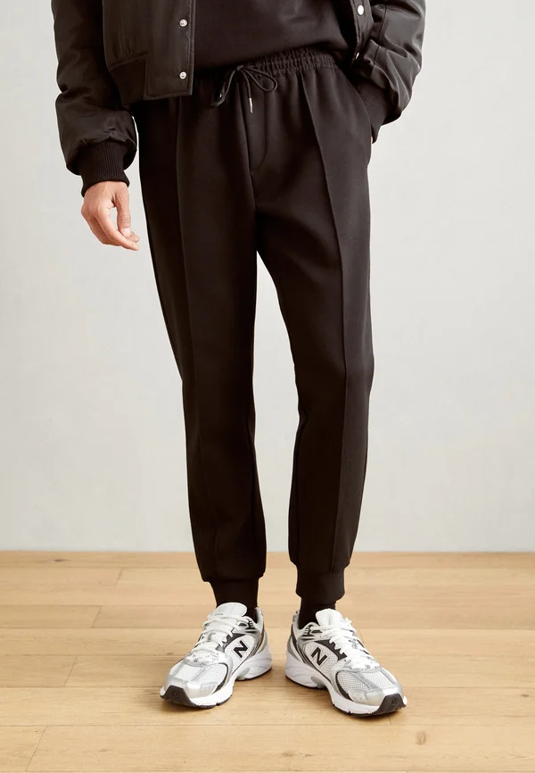 CARROT FIT LOGOED  BADGE - Jogginghose - black