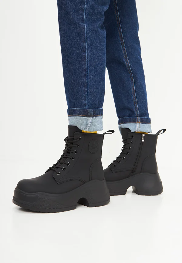 CESARE - Plateaustiefelette - black