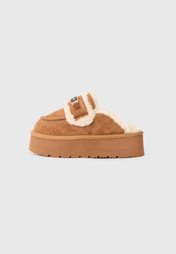 CHIC - Pantolette flach - brown