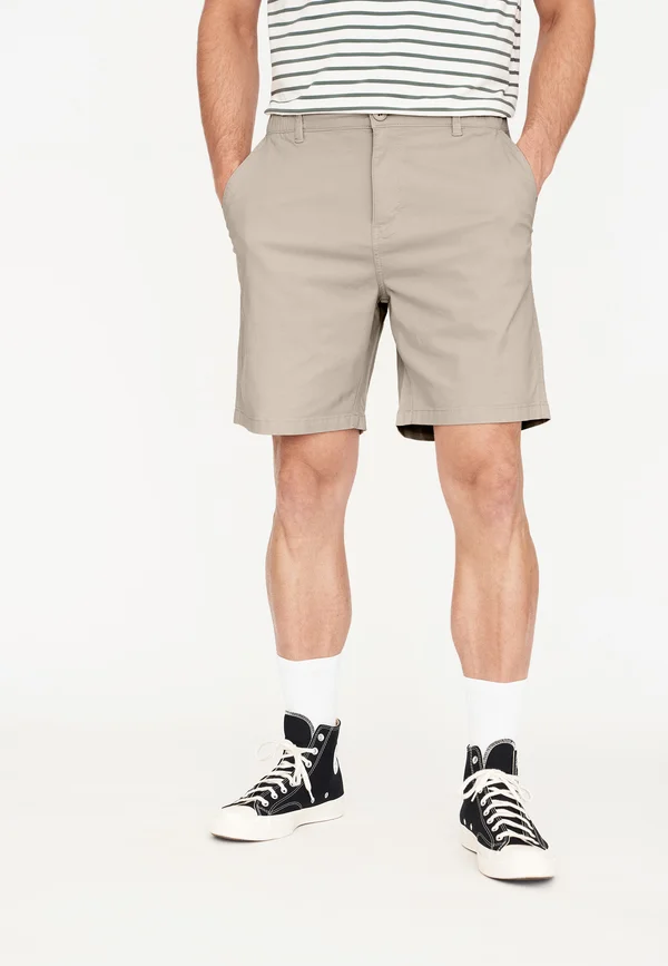 CHIN - Shorts - sand