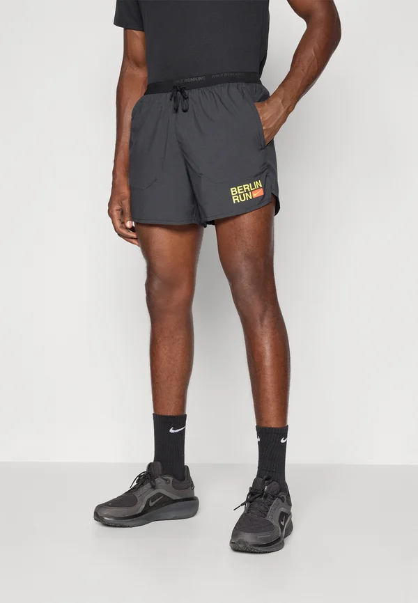 CITY STRIDE SHORT - Kurze Sporthose - black