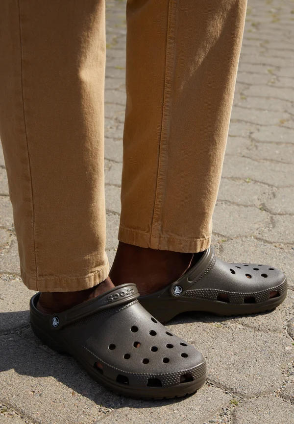 CLASSIC - Clogs - chocolate