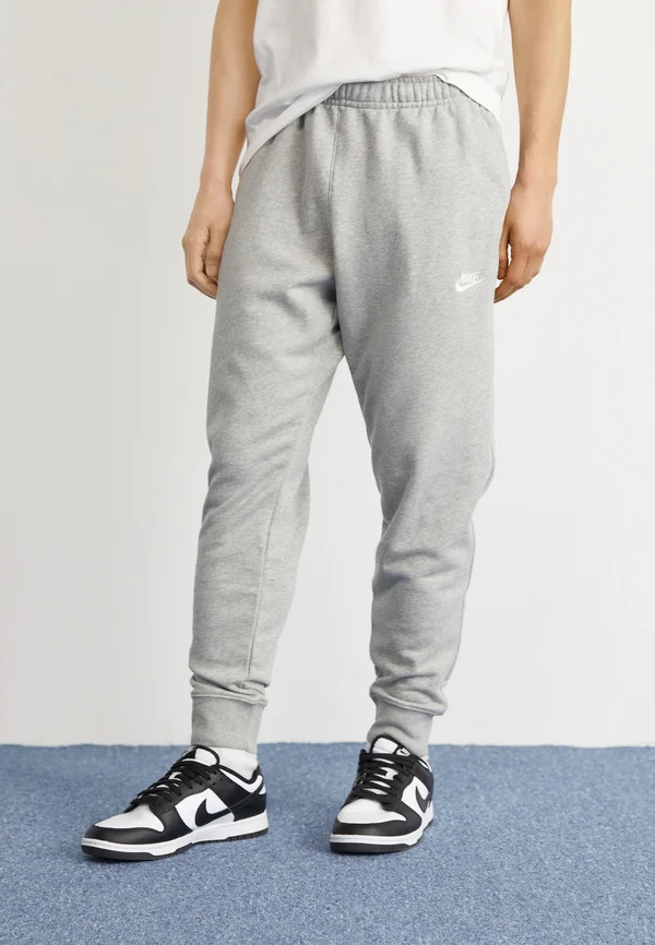 CLUB JGGR FT - Jogginghose - dark grey heather/matte silver/white