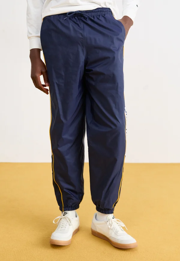 CLUB JOGGER  - Jogginghose - obsidian/photon dust/university gold