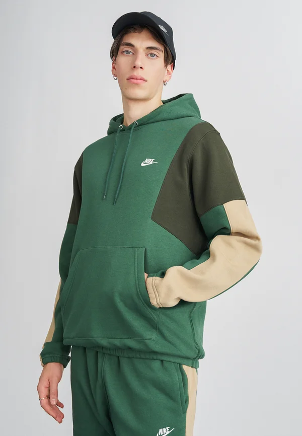 CLUB SET - Trainingsanzug - fir/parachute beige/sequoia/white