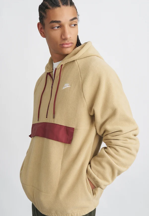 CLUB WINTER - Kapuzenpullover - parachute beige/dark team red/white