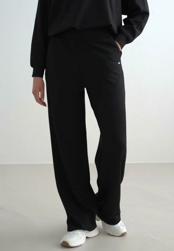 COMFY WIDE  - Jogginghose - black