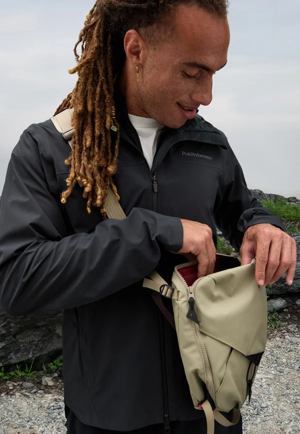 COMMUTER HIPE JACKET - Hardshelljacke - black