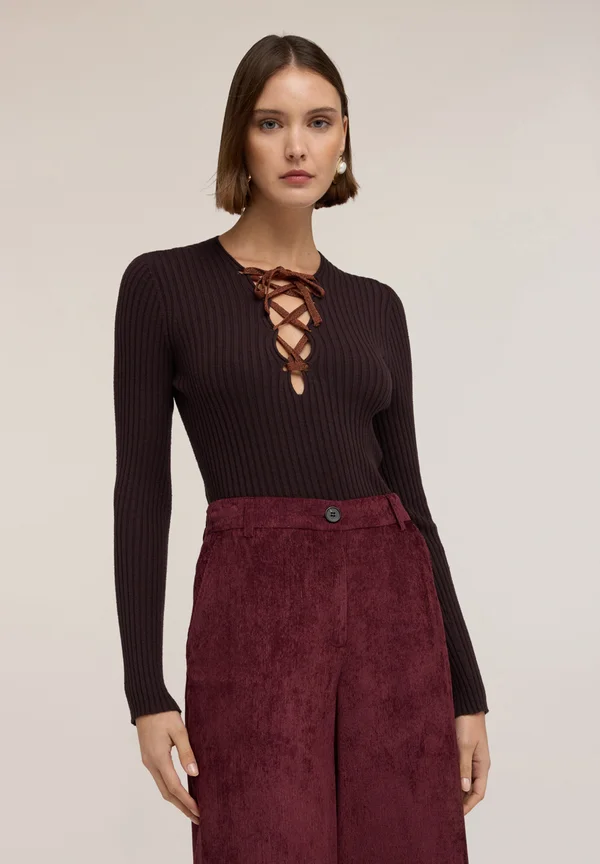 CON LACCI  - Strickpullover - marrone